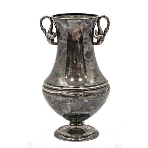 Sub.:17-Oc - Lote: 195 -  Jarr�n en metal plateado con asas en forma de cisnes.