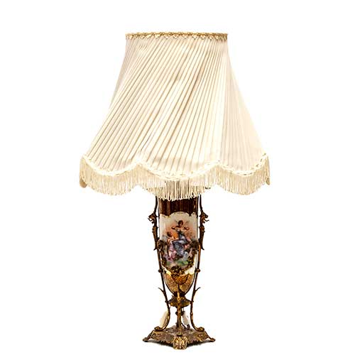 Sub.:17-Oc - Lote: 179 -  L�mpara con fuste de porcelana con escenas de hadas enmarcadas por ribetes dorados en montura de bronce