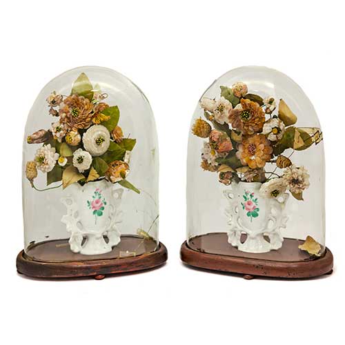 Sub.:17-Oc - Lote: 93 -  Lote de dos fanales con flores hechas con conchas en jarroncitos. Fanales rotos.