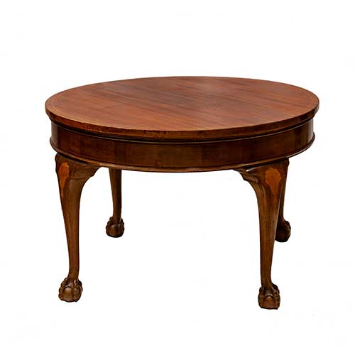 Sub.:17-Oc - Lote: 149 -  Mesa baja auxiliar de estilo ingles con pies de garra y detalles de marqueter�a.
