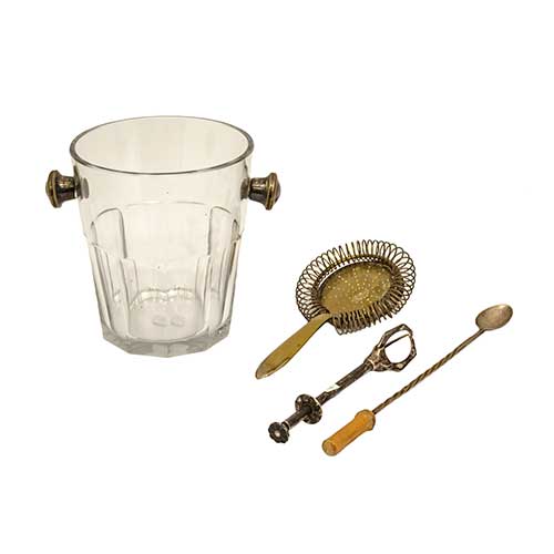 Sub.:17-Oc - Lote: 300 -  Lote formado por cubitera en cristal y plata, cucharilla, pinzas y batidor de cocktail.
