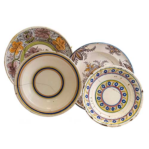 Sub.:17-Oc - Lote: 218 -  Lote de cuatro platos en cer�mica, con roturas.