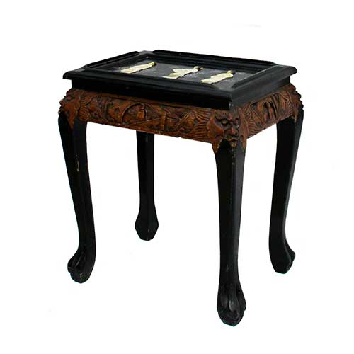 Sub.:17-Oc - Lote: 172 -  Mesa en madera tallada con figuras de mujer realizadas en n�car.