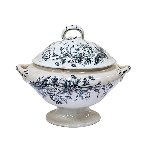 Sub.:17-Oc - Lote: 239 -  Sopera en porcelana Campanula con tapa