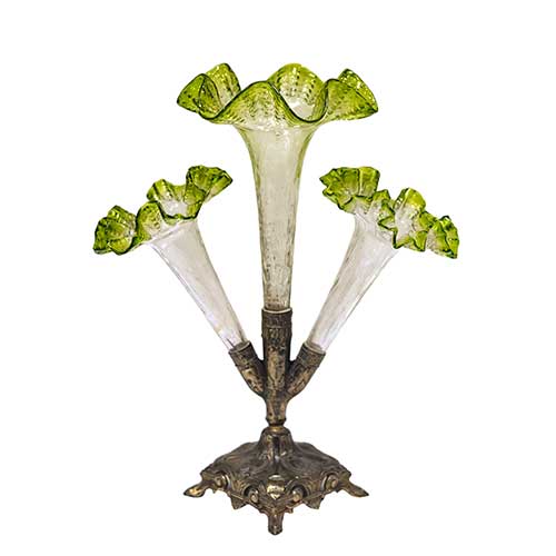 Sub.:17-Oc - Lote: 104 -  Violetero en cristal verde con base en metal.