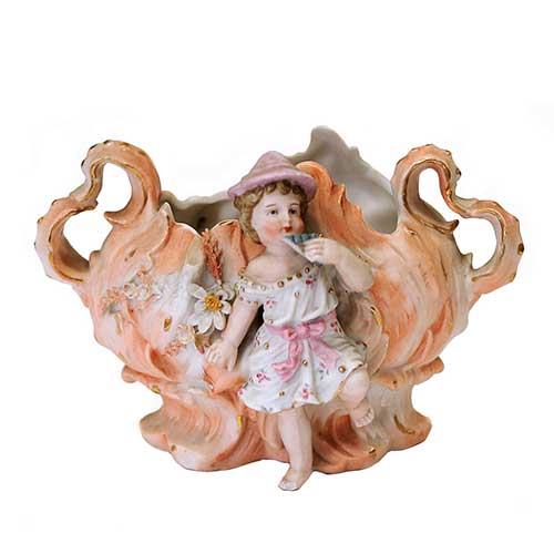 Sub.:17-Oc - Lote: 268 -  Peque�o centro en biscuit policromado con ni�o m�sico.