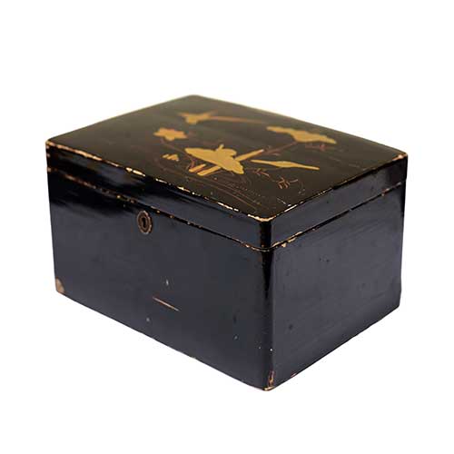 Sub.:17-Oc - Lote: 259 -  Caja negra lacada con escenas doradas orientales. ca. 1900.