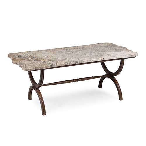 Sub.:17-Oc - Lote: 180 -  Mesa de centro en madera tallada con chambrana torneada y tapa de m�rmol.