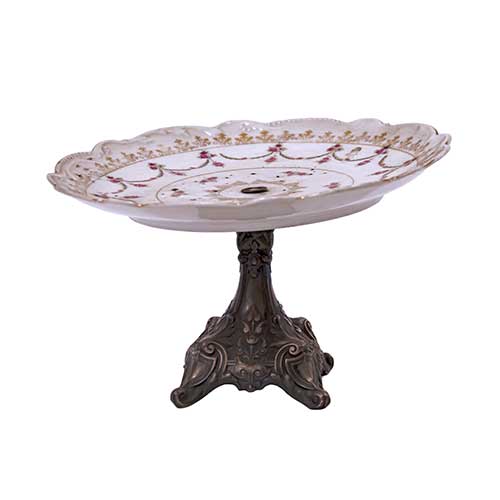 Sub.:17-Oc - Lote: 275 -  Centro en porcelana con decoraci�n de flores y pie en metal plateado.