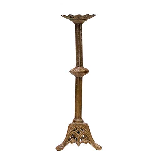 Sub.:17-Oc - Lote: 137 -  Candelero neog�tico en bronce con base triangular calada.