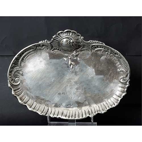 Sub.:17-Oc - Lote: 342 -  Bandeja ovalada en metal plateado.