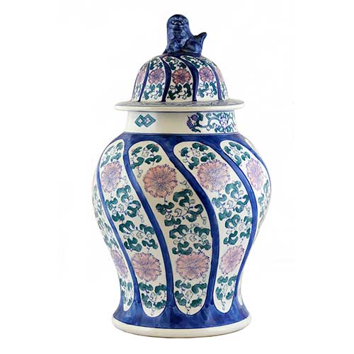 Sub.:17-Oc - Lote: 298 -  Tibor oriental en cer�mica policromada creando motivos vegetales. Tapa con remate de le�n y sello en la base.