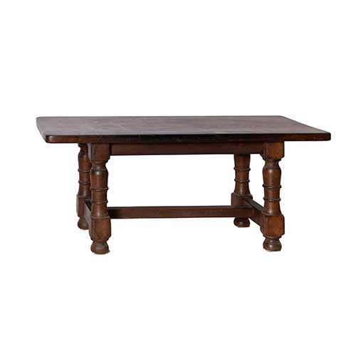 Sub.:17-Oc - Lote: 190 -  Peque�a mesa r�stica con patas torneadas y chambrana.