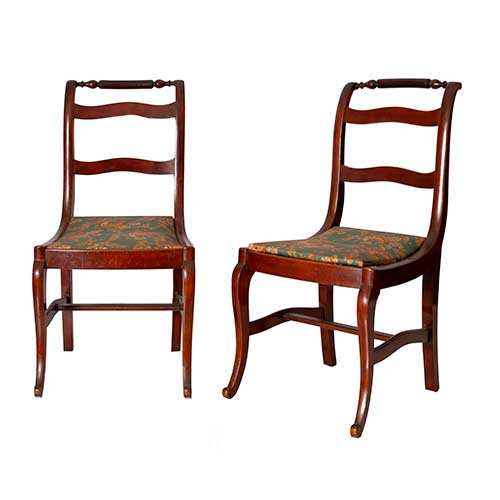 Sub.:17-Oc - Lote: 191 -  Pareja de sillas modelo ingl�s con respaldo de pala y patas de sable