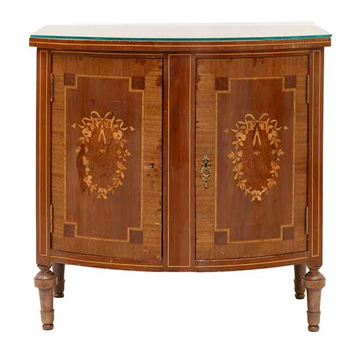 Sub.:17-Oc - Lote: 271 -  Peque�a c�moda de media luna estilo Luis XVI en madera de caoba y ra�ces..Consta de dos puertas decoradas con guirnaldas de flores en marqueter�a y enmarcadas con madera de palorosa.Tapa en madera y pies torneados. Francia 1900.
