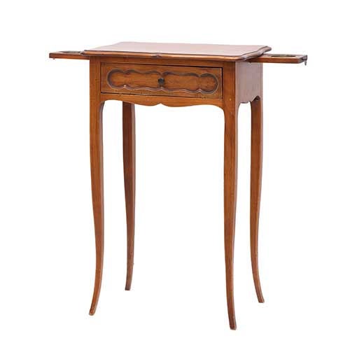 Sub.:17-Oc - Lote: 272 -  Mesita auxiliar con tiretas laterales y caj�n.