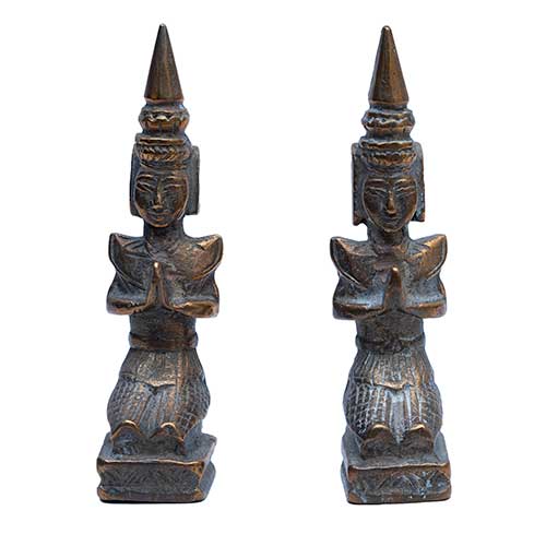 Sub.:17-Oc - Lote: 231 -  Sujeta libros en bronce con personajes orientales.