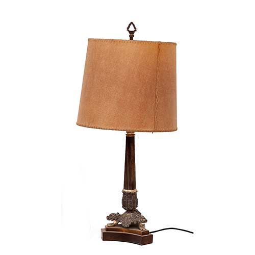 Sub.:17-Oc - Lote: 126 -  L�mpara de mesa bouillotte en metal plateado sobre base de madera.