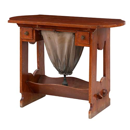 Sub.:17-Oc - Lote: 289 -  Costurero r�stico en madera patinada con dos peque�os cajones. Deteriorado.