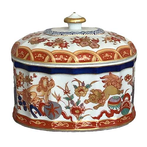 Sub.:17-Oc - Lote: 267 -  Bombonera de porcelana con tapa de estilo Inmari