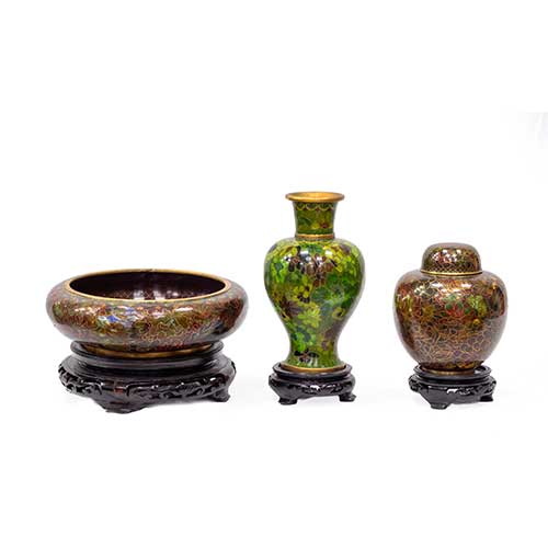 Sub.:17-Oc - Lote: 216 -  Tres objetos en cloisonn� con sus peanas en madera