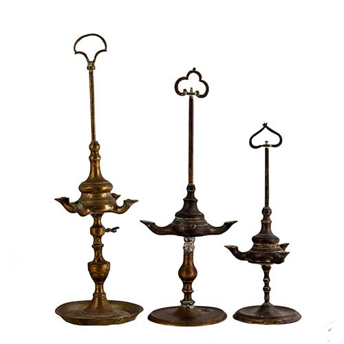 Sub.:17-Oc - Lote: 211 -  Lote de tres l�mparas de aceite en metal dorado