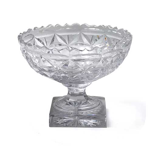 Sub.:17-Oc - Lote: 185 -  Centro en cristal tallado con base cuadrada.