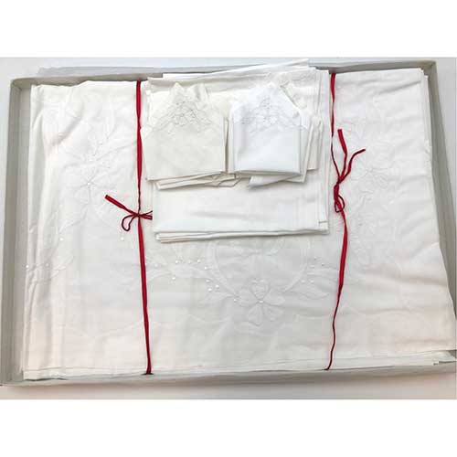 Sub.:17-Oc - Lote: 313 -  Manteler�a bordada con 8 servilletas grandes y doce peque�as