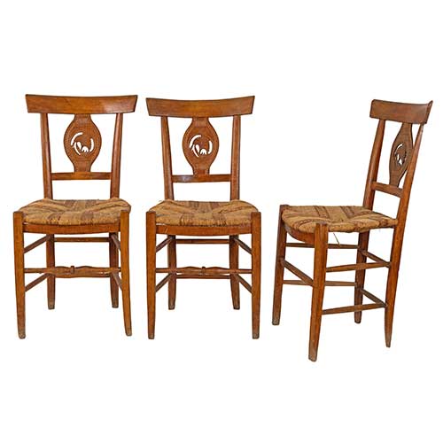 Sub.:17-Oc - Lote: 249 -  Tres sillas con respaldo tallado con clavel