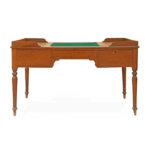 Sub.:17-Oc - Lote: 302 -  Mesa de despacho isabelina con barandilla en madera de caoba