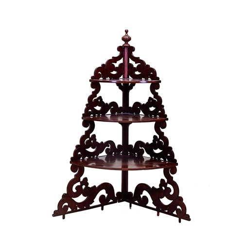 Sub.:17-Oc - Lote: 209 -  Estante rinconero en madera tallada con molduras de volutas estiradas. Remate bulbado