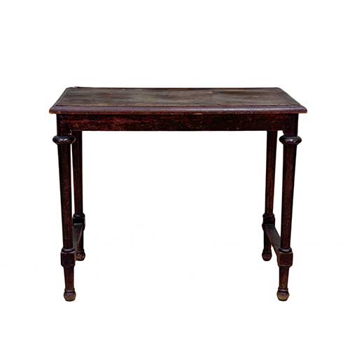 Sub.:17-Oc - Lote: 288 -  Mesa auxiliar en madera tallada con patas torneadas y chambranas laterales. Con faltas.