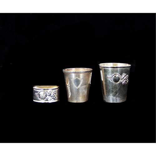 Sub.:17-Oc - Lote: 345 -  Lote de dos peque�os vasos en alpaca, uno con servilletero a juego ambos con motivo cincelado de un conejo jugando al aro.