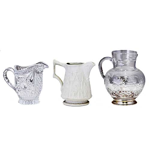 Sub.:17-Oc - Lote: 186 -  Lote de tres jarritas. Dos en cristal tallado y una en biscuit, con decoraci�n arquitect�nica neog�tica y representaciones del Antiguo Testamento.