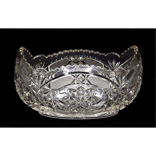 Sub.:17-Oc - Lote: 347 -  Centro de mesa en cristal tallado, de borde alabeado y profusa decoraci�n floral y geom�trica.