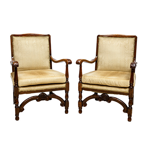 Sub.:17 - Lote: 1348 -  Pareja de sillones en madera de castao con respaldo y asiento tapizados en beige. 
