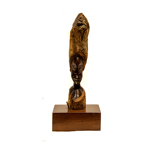 Sub.:17 - Lote: 270 -  Escultura africana en madera tallada..