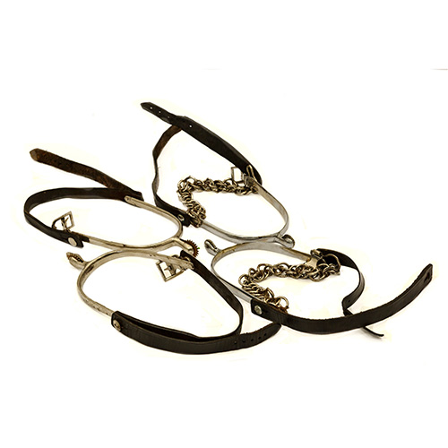 Sub.:17 - Lote: 1313 -  Lote de cuatro espuelas con correas de cuero.