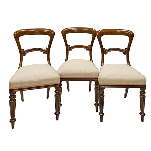 Sub.:17 - Lote: 1316 -  Lote de seis sillas victorianas en caoba rubia con respaldo de pala y asiento tapizado en blanco.