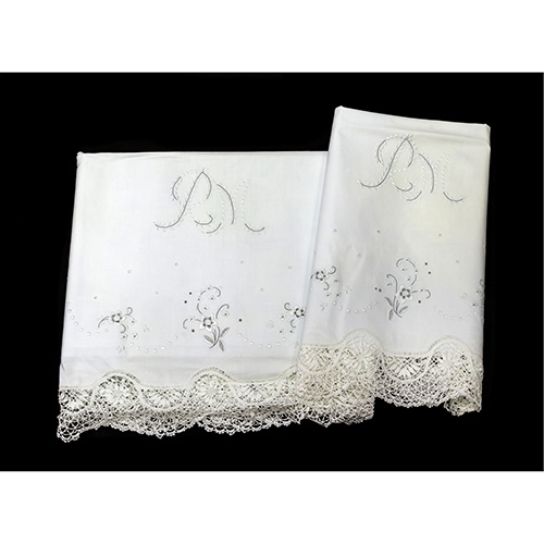 Sub.:17 - Lote: 1386 -  S�bana y almohad�n bordada en blanco y gris, con encaje e iniciales para cama de 1,20