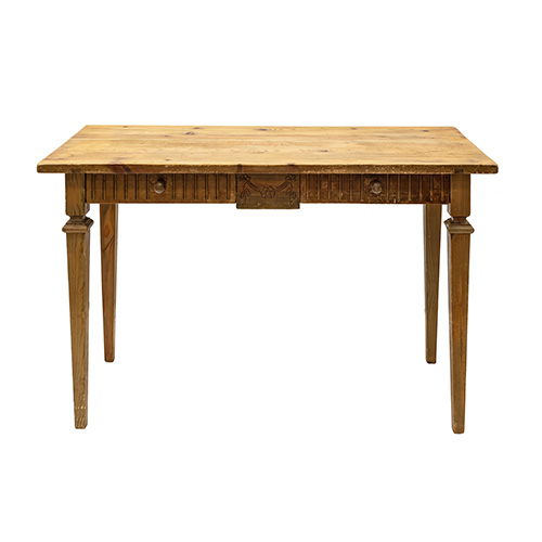 Sub.:17 - Lote: 357 -  Mesa de escritorio en madera tallada con guirnaldas florales y dos cajones en cintura.