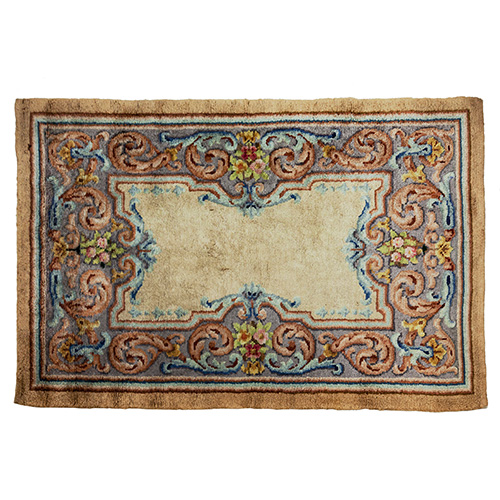 Sub.:17 - Lote: 1340 -  Alfombra de nudo espa�ol con cartucho central rodeado por roleos vegetales de corte neocl�sico.