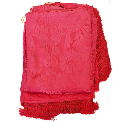 Sub.:17 - Lote: 1384 -  Cortina en seda roja adamascada. Con borde rasgado.