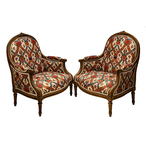 Sub.:17 - Lote: 179 -  Canap y dos sillones estilo Luis XVI, en madera de haya decap con tapizado floral.