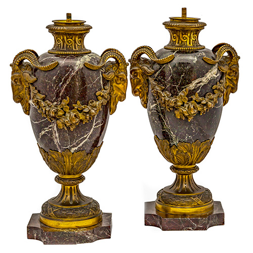 Sub.:17 - Lote: 1244 -  Pareja de copas Napolen III en mrmol rojo con montura de bronce dorado representando cabezas de carnero y guirnalda de flores. 