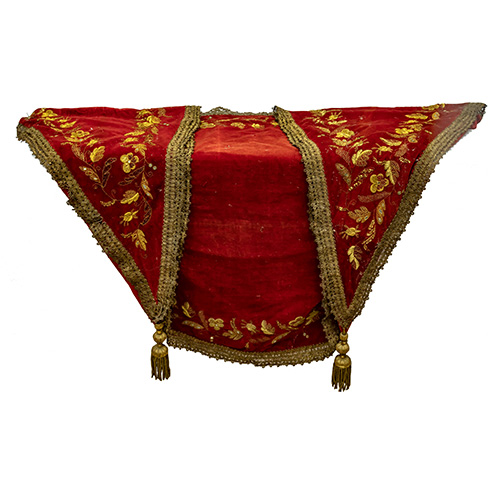 Sub.:17 - Lote: 334 -  Capa en terciopelo rojo con borlas doradas y decoracin floral.