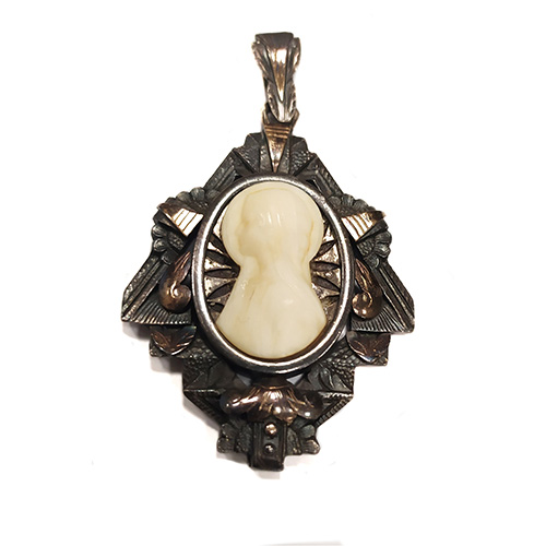 Sub.:17 - Lote: 1344 -  Colgante en plata y marfil con la representaci�n de la virgen ni�a