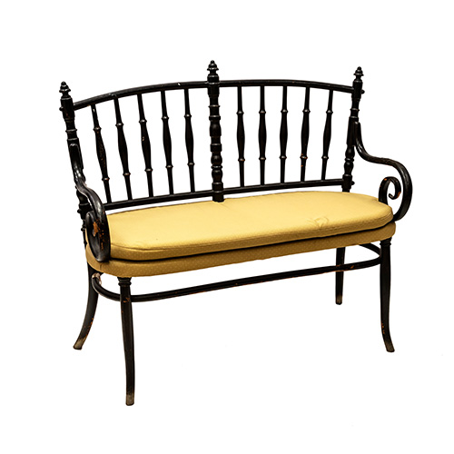 Sub.:17 - Lote: 1360 -  Banco en madera torneada, modelo Thonet con tapicer�a amarilla.