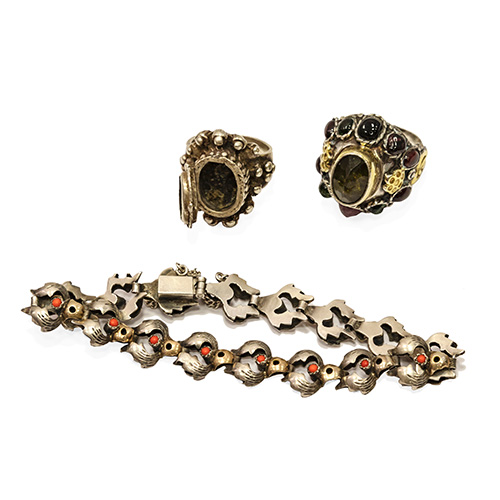 Sub.:17 - Lote: 1306 -  Lote de dos anillos y pulsera. La pulsera est realizada en metal plateado con corales. 