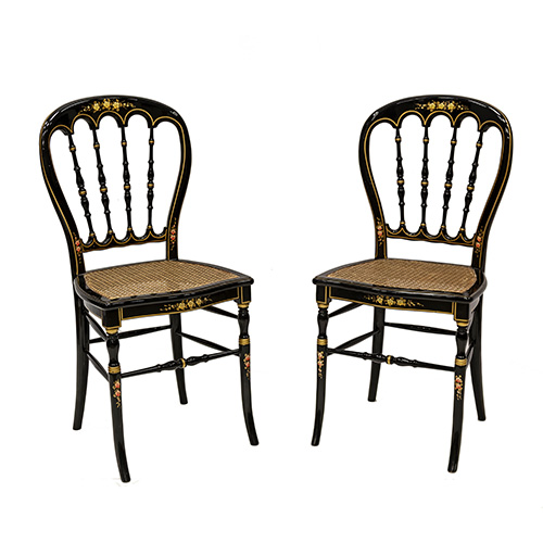 Sub.:17 - Lote: 1362 -  Pareja de sillas realizadas en madera lacada negra con rejilla en el asiento y adornos florales en dorado.